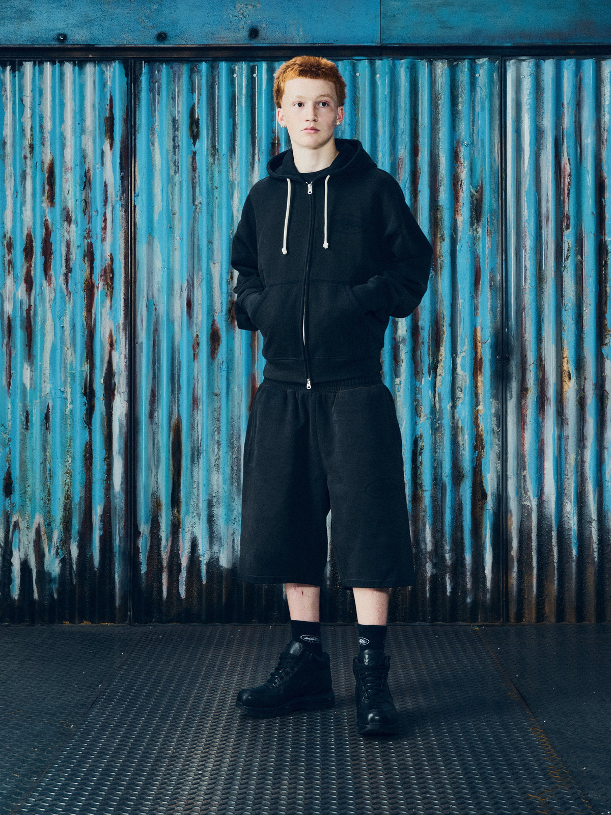 ISLAND KNOCKOUT SWEATSHORT [BLACK]