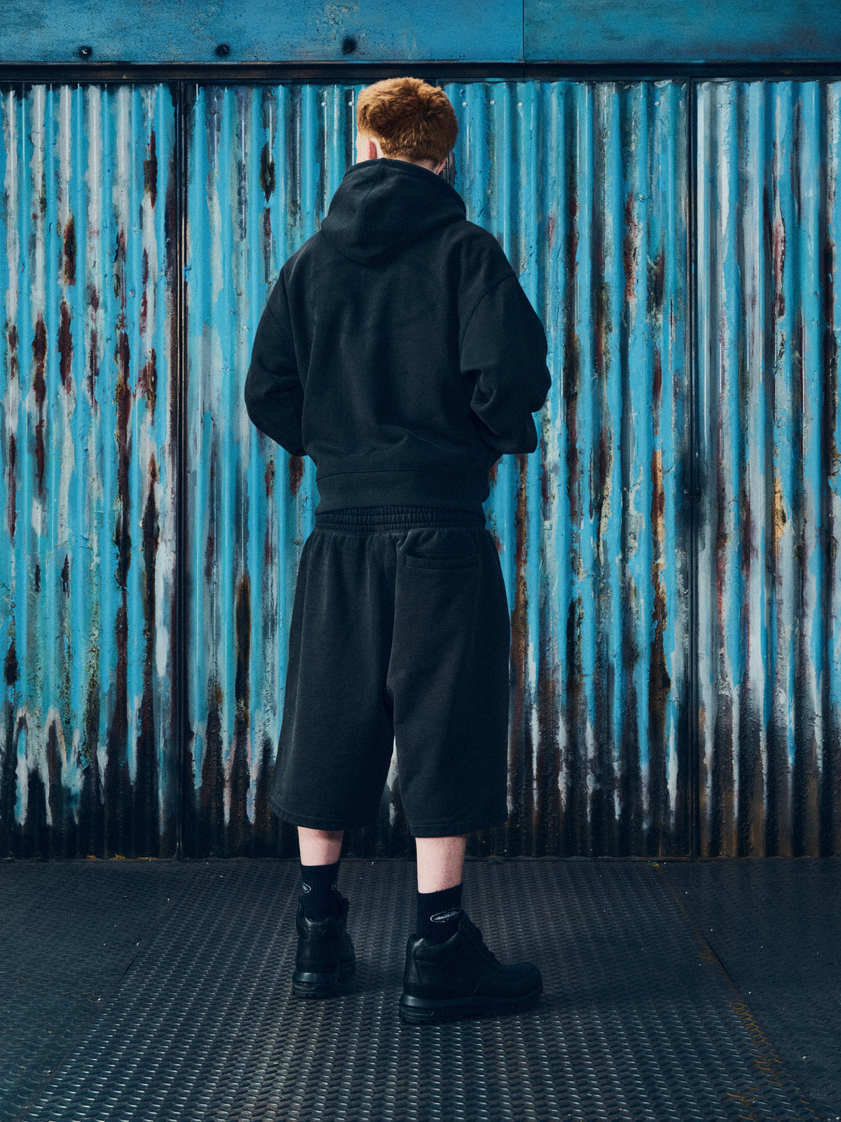 ISLAND KNOCKOUT SWEATSHORT [BLACK]