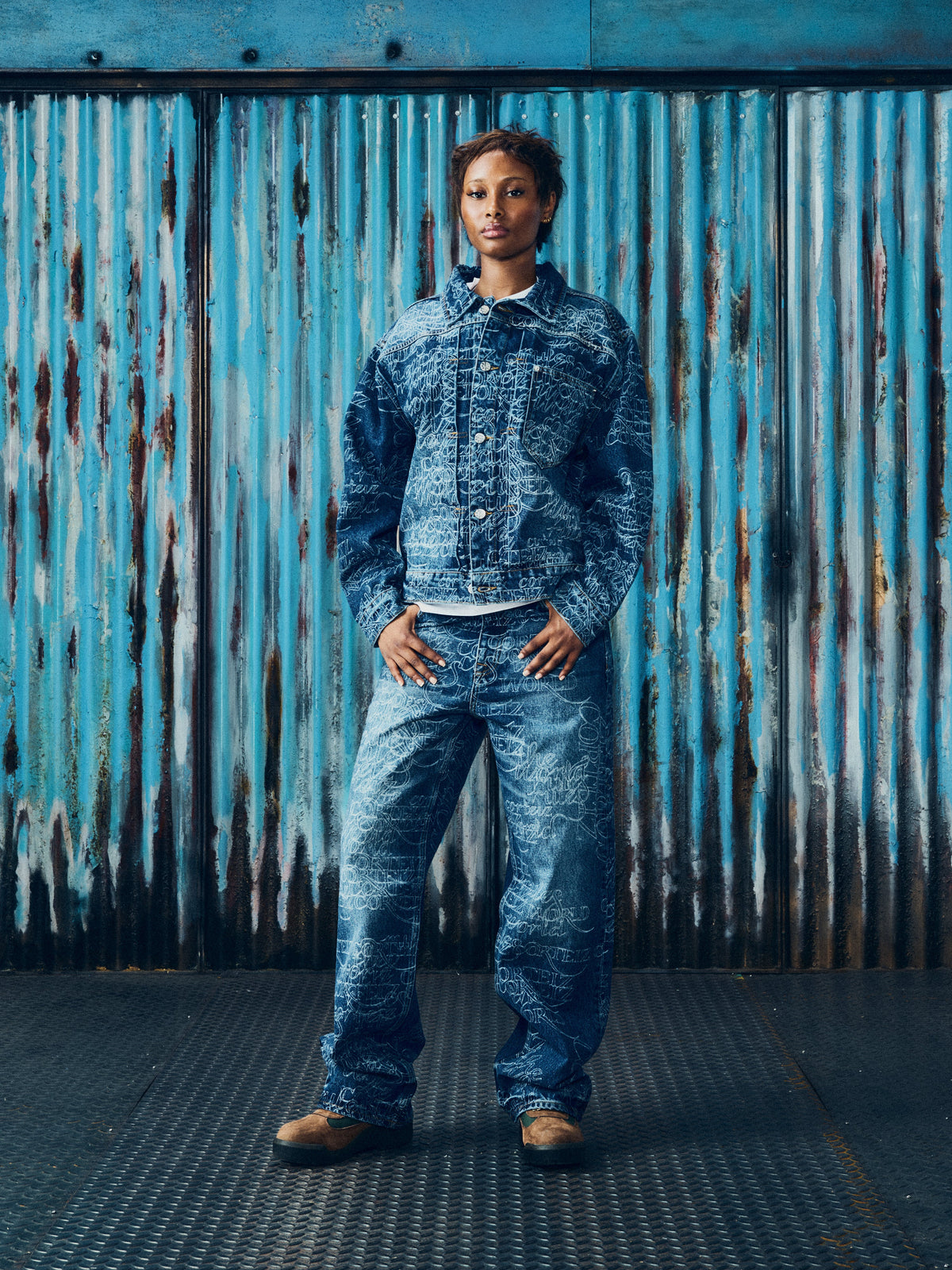 HANDWRITTEN BAGGY JEANS [MIDWASH INDIGO]